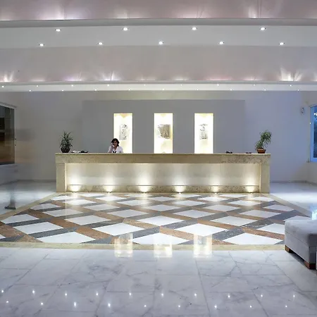Hotell Avra 4*