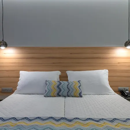 Hotel Avra 4*